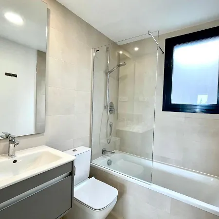 Luxury 3 Bedroom 300m From The شقة فوينخيرولا